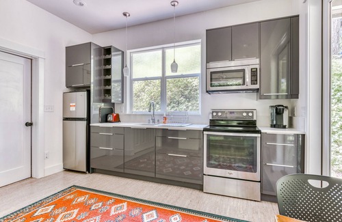Stevenson House | Dog-friendly studio with river view, patio, grill, & shared W/D