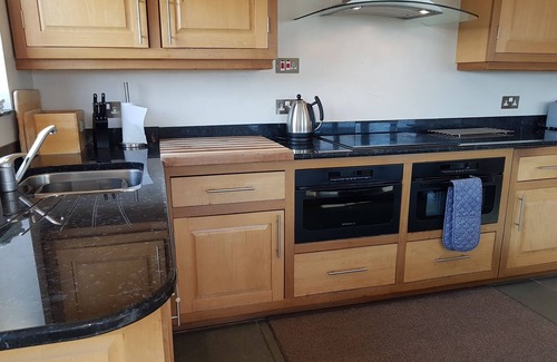 Rhyd-y-clafdy Villa | Dog friendly villa with hot tub overlooking the town with sea and mountain views