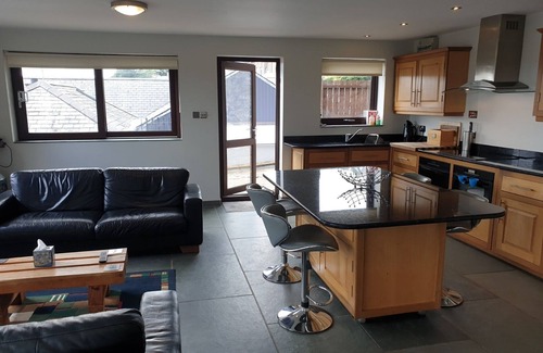 Rhyd-y-clafdy Villa | Dog friendly villa with hot tub overlooking the town with sea and mountain views