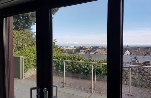 Rhyd-y-clafdy Villa | Dog friendly villa with hot tub overlooking the town with sea and mountain views