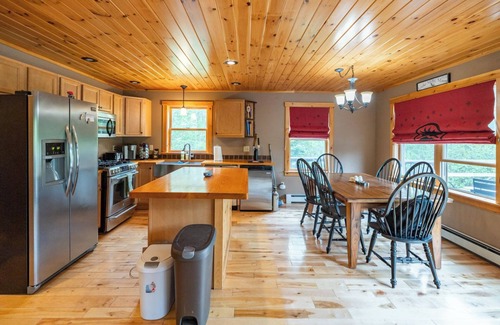 Greenwood Ski Chalet | Dog Friendly w/Outdoor Kennel, Fire Pit, Grill, Deck w/Furniture
