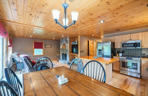 Greenwood Ski Chalet | Dog Friendly w/Outdoor Kennel, Fire Pit, Grill, Deck w/Furniture