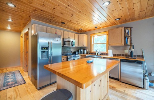Greenwood Ski Chalet | Dog Friendly w/Outdoor Kennel, Fire Pit, Grill, Deck w/Furniture