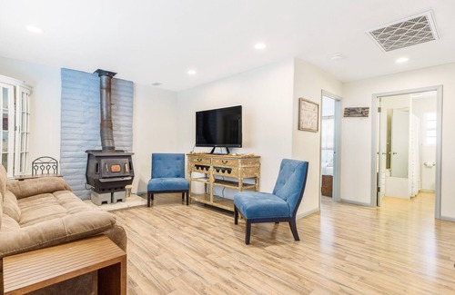Paso Robles House | Dog-friendly wine country getaway with vineyard views and private hot tub