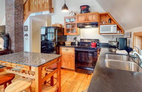 Greenwood House | Dog-friendly Woodland home near ski resort with firepit