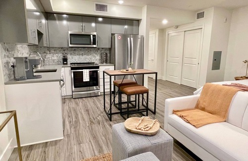 Walnut Creek Apartment | Dogs Stay Free Luxe Downtown Apt King Bed Garage Parking In-Unit W/D