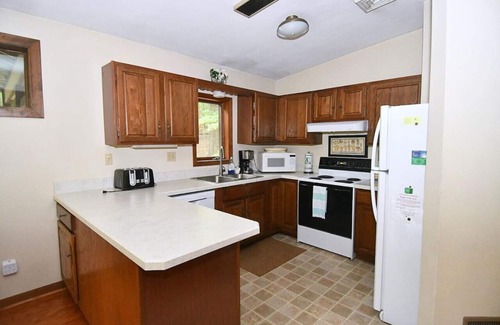 Berkeley Springs House | Dogwood Knoll - wifi, pool access, fireplace, grill, hiking, king bed