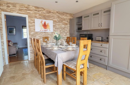 Warmingham Cottage | DOLLY'S HOUSE, family friendly, with a garden in Sandbach