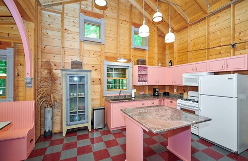 Fennville House | Dollybrook 4 - Pet friendly - community pool - groups allowed