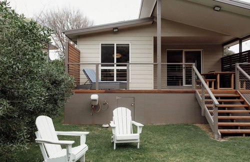 Smiths Beach House | Dolphin Delight - beach, fire, dog friendly, deck, linen and towels provided.