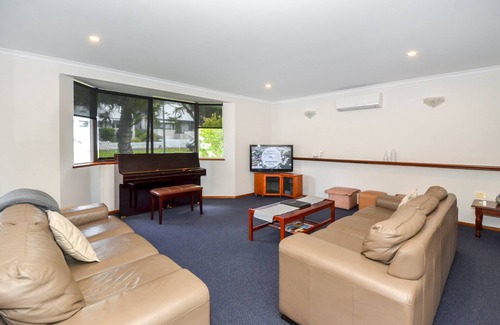 Mount Clarence Apartment | Dolphin Lodge- Self contained apartments-200 meters from Middleton Beach