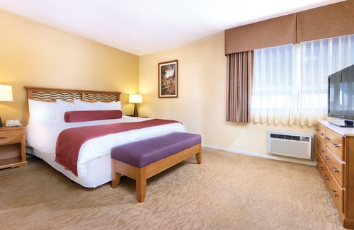 Anaheim Resort Resort | Dolphin's Cove Resort - Less than a mile from Disneyland!
