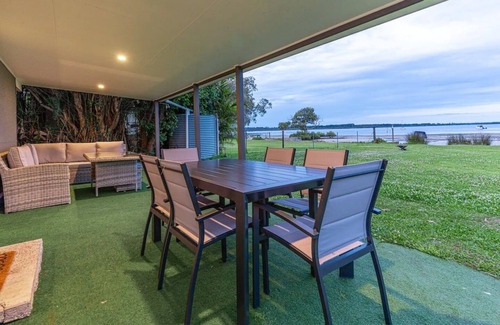Pindimar Cottage | Dolphin View Cottage - tranquility on the water