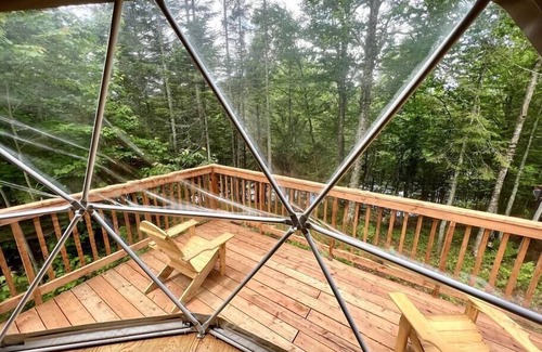 Saint-Gabriel-de-Valcartier House | Dôme #3 with a view to the mountains