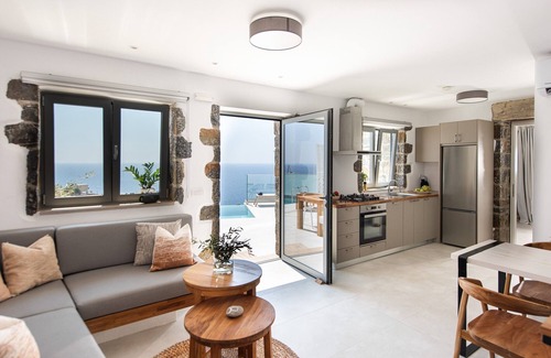 Khora Sfakion Villa | Dóma, panoramic views, and pool.