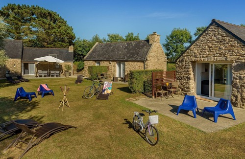 Plouguin Cottage | Domaine des Abers*covered, heated swimming pool close to the sea.