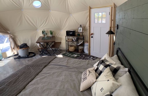 Monticello Resort | Dome 1 Blue Mountain Domes. Glamping in style. On the ground in a forest.