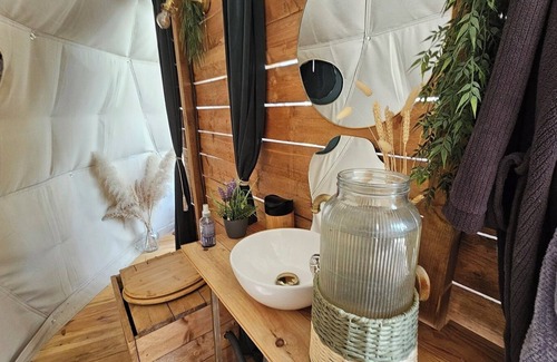 Cannes-Ecluse Cabin | Dome with transparent roof, jacuzzi, telescope, rowing boat, 1h from Paris - RER station