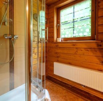 Bierutowice Ski Chalet | Domek Góralski przyjazny zwierzętom - ogrodzony - Blisko szlaków i aquaparku - z prywatną sauną, ogrodem