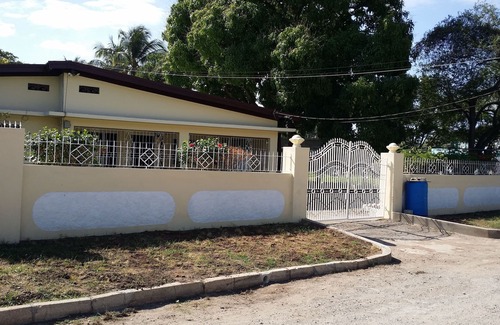 Spanish Town Zone House | *DOMINIQUE'S GETAWAY- JA. safe*wifi*parking*experience the REAL JAMAICA