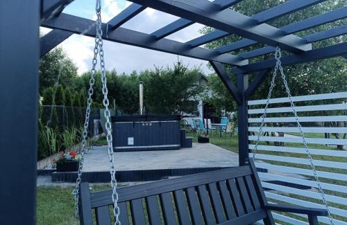 Mielno House | Domki Anielski Zakątek J&R nad Bałtykiem DELUX z balią ogrodową z jacuzzi i klimatyzacją