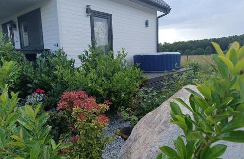 Mielno House | Domki Anielski Zakątek J&R nad Bałtykiem DELUX z balią ogrodową z jacuzzi i klimatyzacją