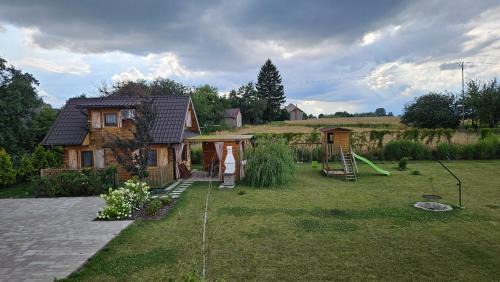 gmina Sułow House | Domki nad Nieliszem- dom kwiatowy