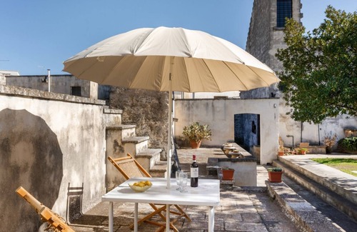 Squinzano Apartment | Domus Perrone with patio&garden! 10min from sea!