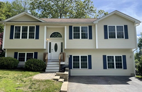 Narragansett House | Don't miss this newly remodeled beach getaway with central A/C