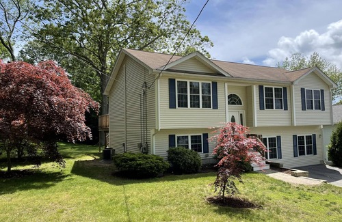 Narragansett House | Don't miss this newly remodeled beach getaway with central A/C