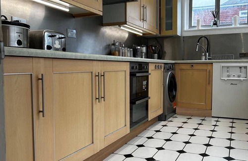 Streatham Hill House | Don't wake me up. South London. Sleeps 20+