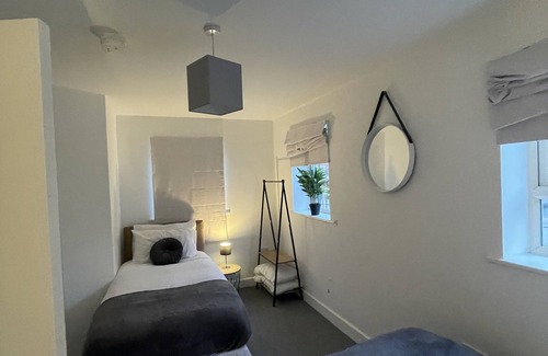 Thurnscoe House | Doncaster Furnished House for Short Lets