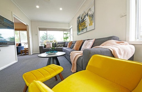 Doncaster House | Doncaster Renovated 5BD/4BR Brick Home Parking WiFi