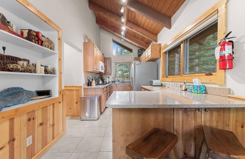 Donner Lake Woods Cabin | Donner Haven Retreat Peaceful Stay Near the Lake