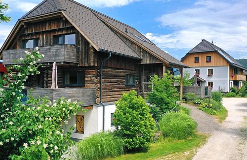 Falkenburg Apartment | Doppelzimmer "lindentraum" ab 3 Nächte - Urlaub im Stall- Familiengenossenschaft