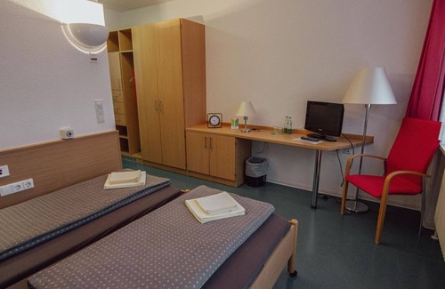 Falkenstein/Vogtl. House | Doppelzimmer, Dusche, WC, Balkon - Green Night