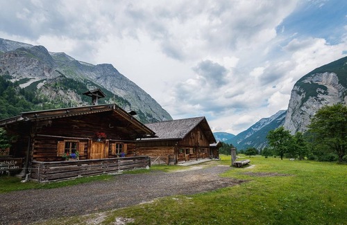 Eng Alm Cabin | Doppelzimmer - Angerer Hütte - Almdorf Eng Alm