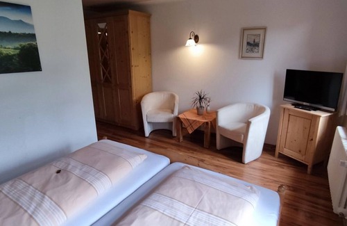 Klingenthal Bed & Breakfast | Doppelzimmer , Dusche, WC, 2 Aufb. Mgl. - Berggasthaus Schöne Aussicht