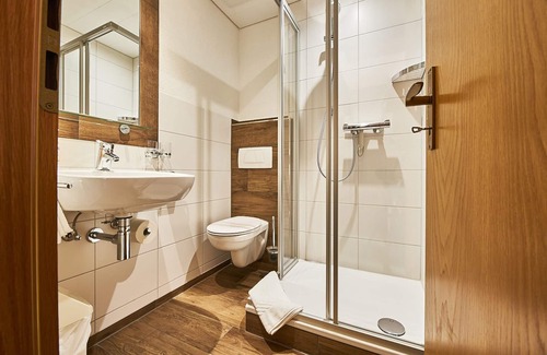 Waldau Apartment | Doppelzimmer mit Dusche/WC und Balkon
