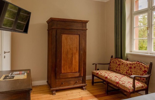 Ahutte Bed & Breakfast | Doppelzimmer mit Wandverzierung - Museumsbahnhof Ahütte