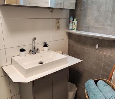 Alberschwende House | Doppelzimmer mit Gemeinschaftsbad und kleiner Küche Nannen 382