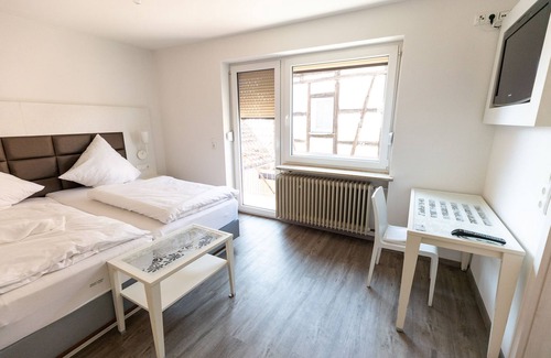 Hollfeld House | Doppelzimmer mit Kleiner Terrasse - Zi. 1 - Gasthof Schrenker