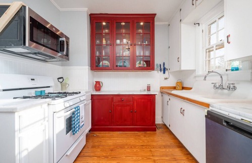 Clarksville Cottage | Dora's Dutch Cottage, Charmer with Swimming Pool near Waterfall Hiking