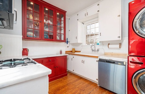 Clarksville Cottage | Dora's Dutch Cottage, Charmer with Swimming Pool near Waterfall Hiking
