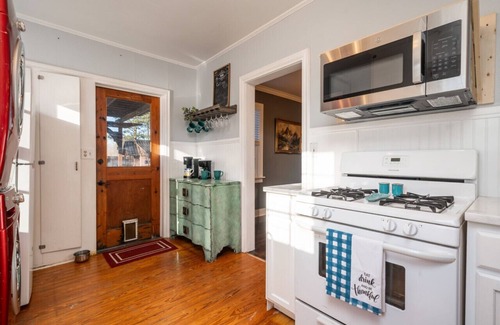 Clarksville Cottage | Dora's Dutch Cottage, Charmer with Swimming Pool near Waterfall Hiking