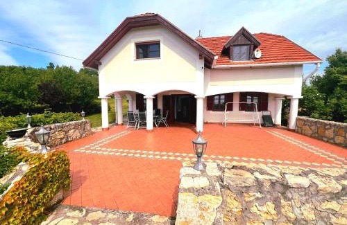 Vaszoly Villa | Dorono House