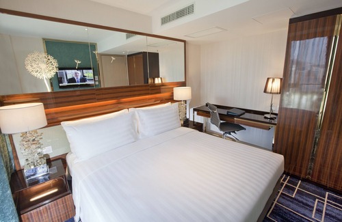 Kwai Chung House | Dorsett Suite with queen bed - Free Wifi+Pool+Gym