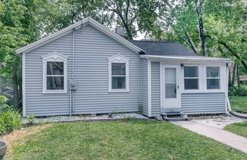 Madison Cottage | Doty St*2BR historic cottage near Lakes,Capitol,UW Campus & hospitals w/parkingn