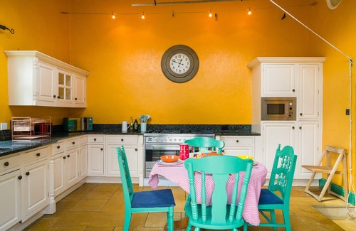 Priors Marston Apartment | Double bed, ensuite, lounge, Sofa, TV, Kitchen: "The Sunshine Annex"