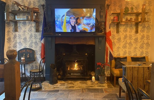 Bellac Bed & Breakfast | Double Deluxe Room - Large with seating area (Room 1)